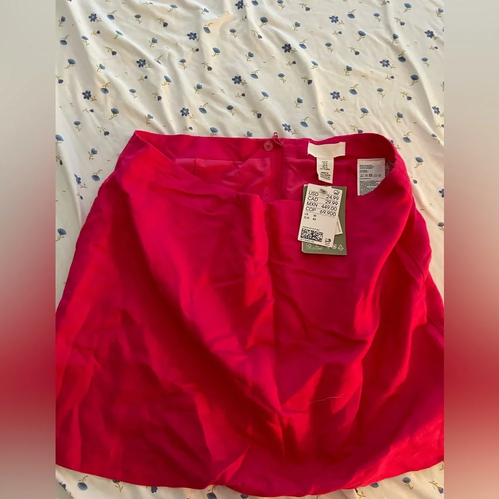 Bright pink H&M mini skirt! - Picture 3 of 4